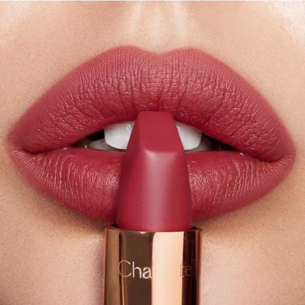 CHARLOTTE TILBURY Matte Revolution Lipstick- M.I. KISS